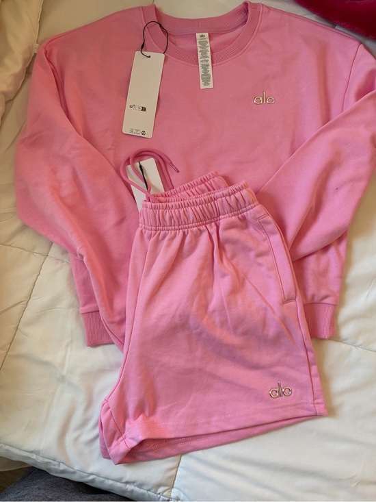 ALO Yoga Other - ALO Yoga Pink accolade Lounge Shorts Set - Soft Crewneck